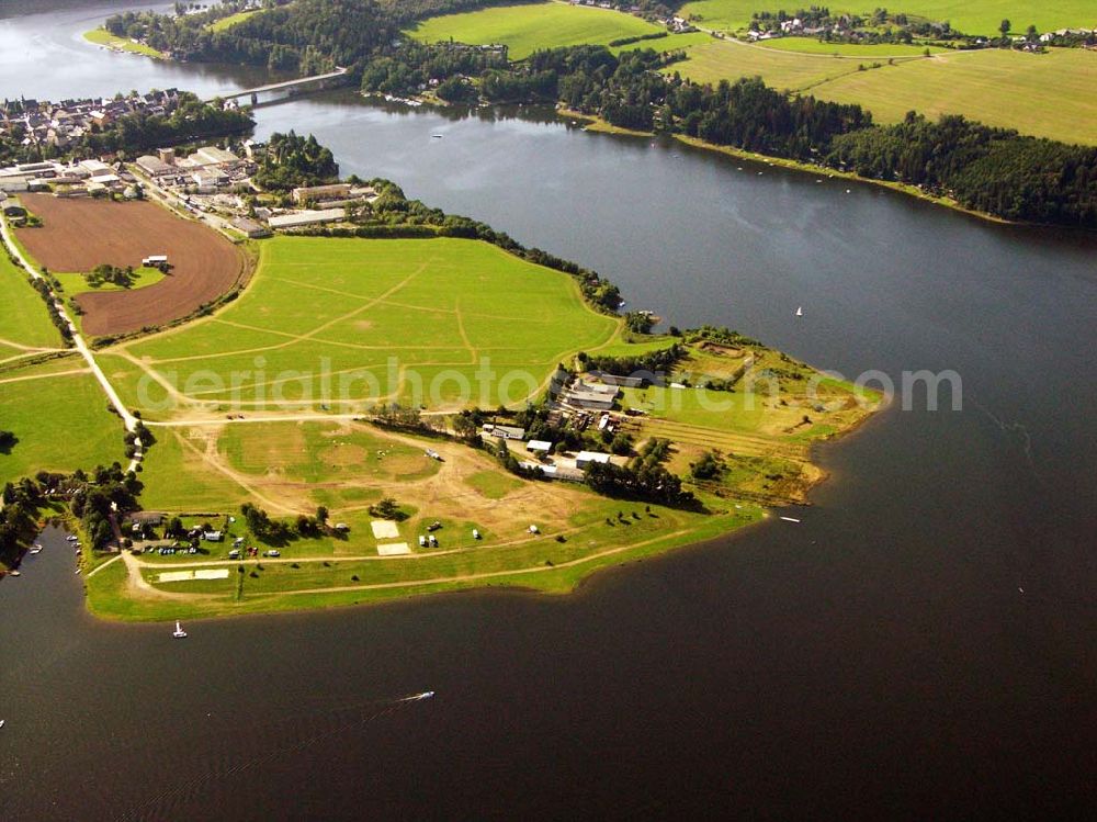 Aerial photograph Saalburg - 27.08.2005 Saalburg; Umgeben von bewaldeten Höhenzügen haben sich unsere zwei Campingplätze (hier Kloster) am Ufer des Bleilochstausees zu einem attraktiven Anziehungspunkt entwickelt. Sie finden hier ausgezeichnete Bedingungen zum Segeln und Surfen. Ausgedehnte Fuß- und Radwan derungen in der näheren Umgebung sind empfehlenswert.