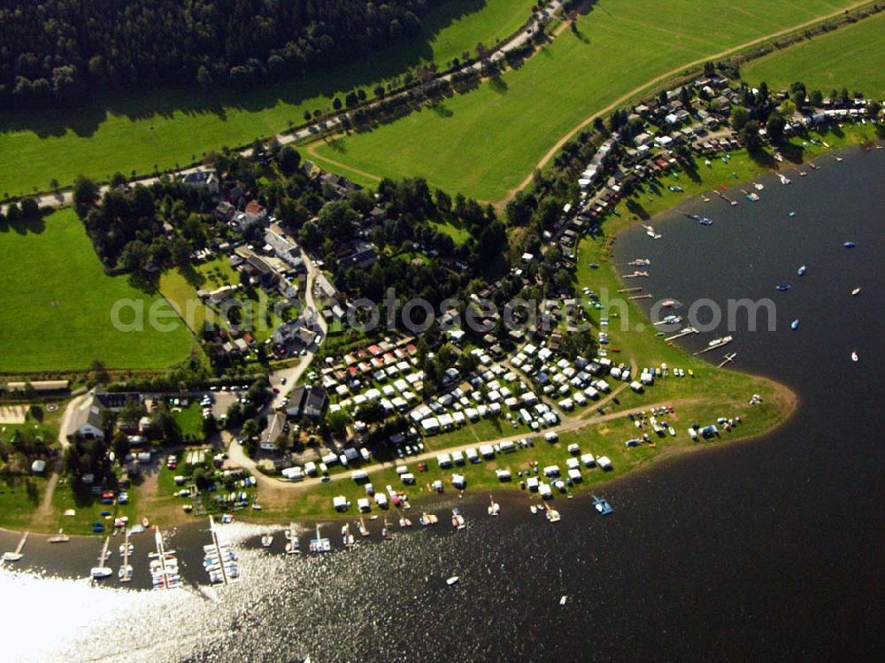 Saalburg from above - 27.08.2005 Saalburg; Umgeben von bewaldeten Höhenzügen haben sich unsere zwei Campingplätze (hier Kloster) am Ufer des Bleilochstausees zu einem attraktiven Anziehungspunkt entwickelt. Sie finden hier ausgezeichnete Bedingungen zum Segeln und Surfen. Ausgedehnte Fuß- und Radwan derungen in der näheren Umgebung sind empfehlenswert.