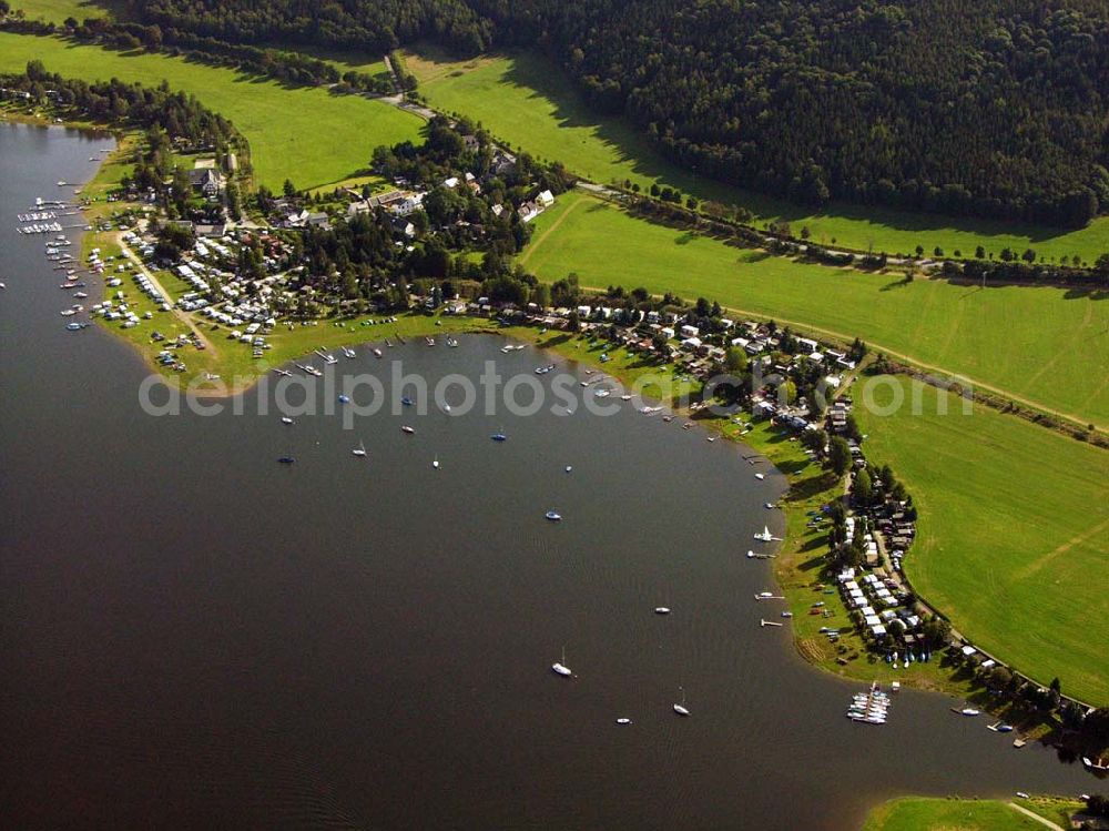 Saalburg from the bird's eye view: 27.08.2005 Saalburg; Umgeben von bewaldeten Höhenzügen haben sich unsere zwei Campingplätze (hier Kloster) am Ufer des Bleilochstausees zu einem attraktiven Anziehungspunkt entwickelt. Sie finden hier ausgezeichnete Bedingungen zum Segeln und Surfen. Ausgedehnte Fuß- und Radwan derungen in der näheren Umgebung sind empfehlenswert.