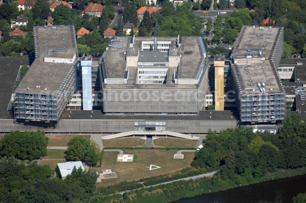 Berlin from above - Blick auf den Campus Benjamin Franklin (CBF) der Charité und der Freien Universität Berlin. Der Komplex entstand zwischen 1959 und 1969. 2003 fusionierte das damalige Universitätsklinikum Benjamin Franklin mit der Charité (Adresse: Hindenburgdamm 30, 12203 Berlin, Tel. +49 (0)30 8445 0).