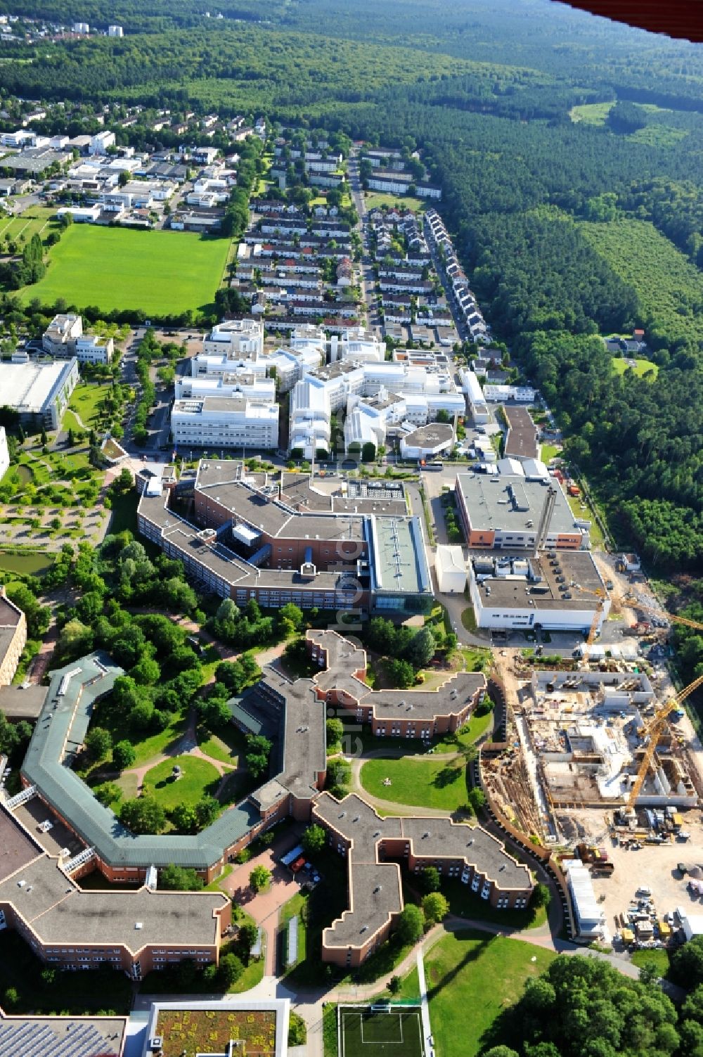 Langen from the bird's eye view: View of the campus of the German Air Traffic Control as well as the Paul Ehrlich Institute in Langen in Hesse. The German Air Traffic Control (DFS) is the civil aviation administration of federal, led by the Federal Ministry of Transport, Building and Urban Development (BMVBS). DFS is currently building a technology center, which was designed by the architectural firm Brown Volleth and is scheduled for late 2014. The Paul-Ehrlich-Institut is the Federal Institute for Vaccines and biomedical drug