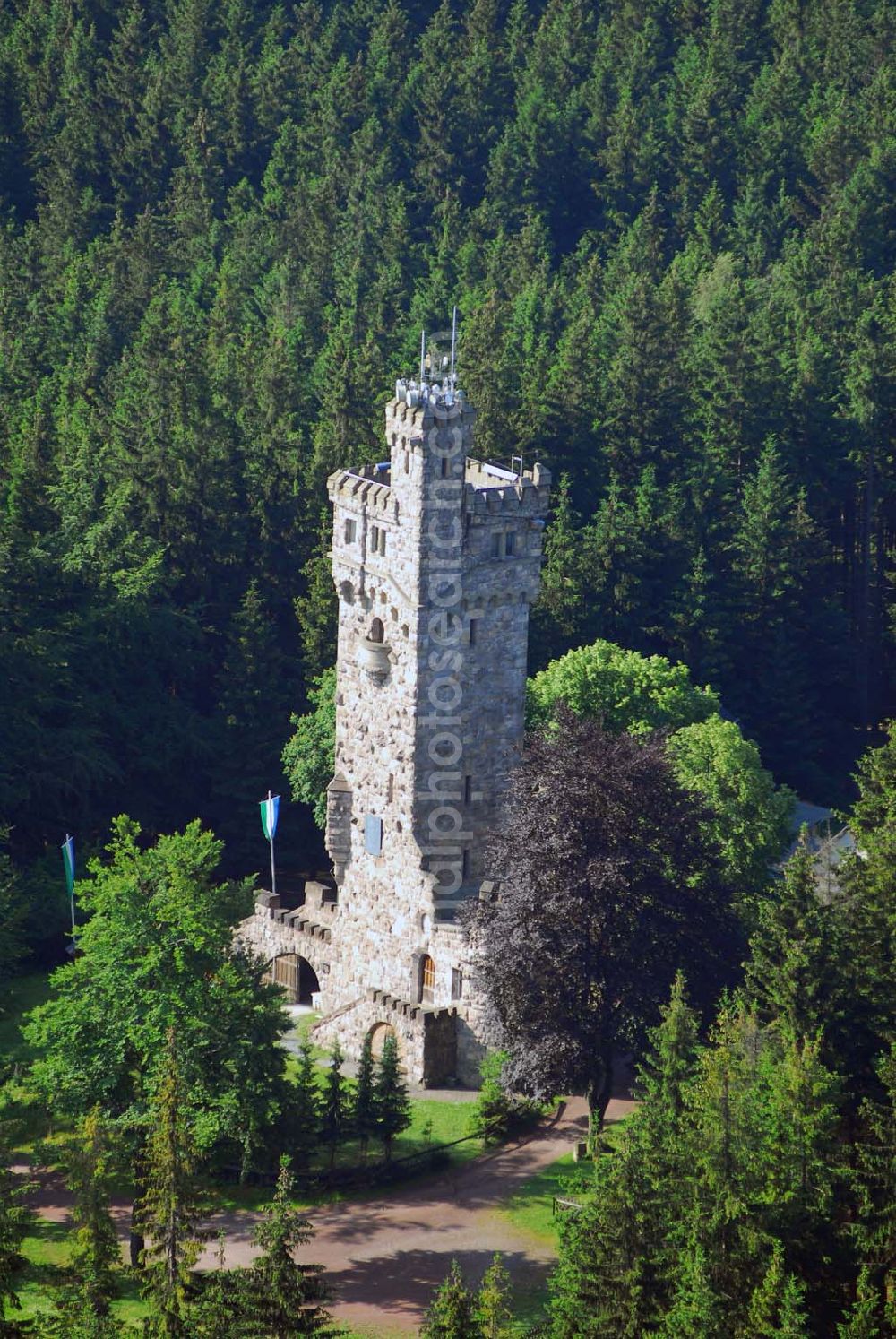 Aerial image Elgersburg - Blick den Carl-Eduard-Turm auf der Hohen Warte, einem Berggipfel im Thüringer Ilm-Kreis. Er stellt einen Nebengipfel des 799 m hohen Rumpelsberges, eines von den Tälern der Zahmen Gera und Ilm eingerahmten Bergmassivs, dar. Er überragt mit einer Höhe von 765 m ü. NN die unter ihr liegende Ortschaft Elgersburg um ca. 200 Meter. Fremdenverkehrsamt der Verwaltungsgemeinschaft Geratal, Hauptstr. 15,98716 Elgersburg,Tel. 0 36 77 / 79 22 20,