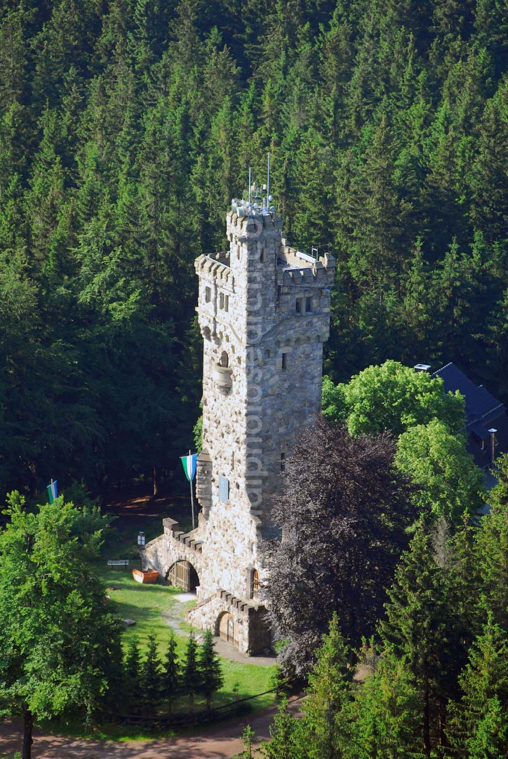 Aerial photograph Elgersburg - Blick den Carl-Eduard-Turm auf der Hohen Warte, einem Berggipfel im Thüringer Ilm-Kreis. Er stellt einen Nebengipfel des 799 m hohen Rumpelsberges, eines von den Tälern der Zahmen Gera und Ilm eingerahmten Bergmassivs, dar. Er überragt mit einer Höhe von 765 m ü. NN die unter ihr liegende Ortschaft Elgersburg um ca. 200 Meter. Fremdenverkehrsamt der Verwaltungsgemeinschaft Geratal, Hauptstr. 15,98716 Elgersburg,Tel. 0 36 77 / 79 22 20,