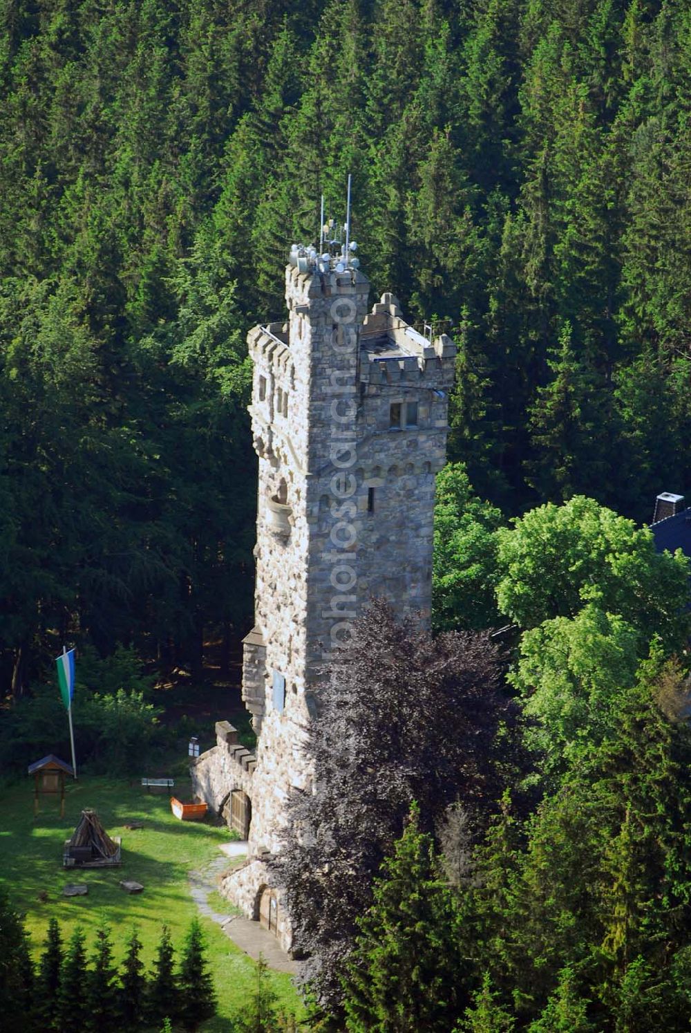 Elgersburg from above - Blick den Carl-Eduard-Turm auf der Hohen Warte, einem Berggipfel im Thüringer Ilm-Kreis. Er stellt einen Nebengipfel des 799 m hohen Rumpelsberges, eines von den Tälern der Zahmen Gera und Ilm eingerahmten Bergmassivs, dar. Er überragt mit einer Höhe von 765 m ü. NN die unter ihr liegende Ortschaft Elgersburg um ca. 200 Meter. Fremdenverkehrsamt der Verwaltungsgemeinschaft Geratal, Hauptstr. 15,98716 Elgersburg,Tel. 0 36 77 / 79 22 20,