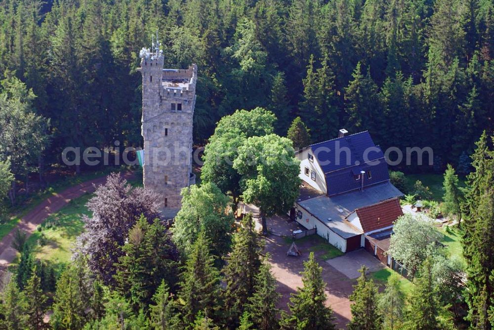 Elgersburg from the bird's eye view: Blick den Carl-Eduard-Turm auf der Hohen Warte, einem Berggipfel im Thüringer Ilm-Kreis. Er stellt einen Nebengipfel des 799 m hohen Rumpelsberges, eines von den Tälern der Zahmen Gera und Ilm eingerahmten Bergmassivs, dar. Er überragt mit einer Höhe von 765 m ü. NN die unter ihr liegende Ortschaft Elgersburg um ca. 200 Meter. Fremdenverkehrsamt der Verwaltungsgemeinschaft Geratal, Hauptstr. 15,98716 Elgersburg,Tel. 0 36 77 / 79 22 20,