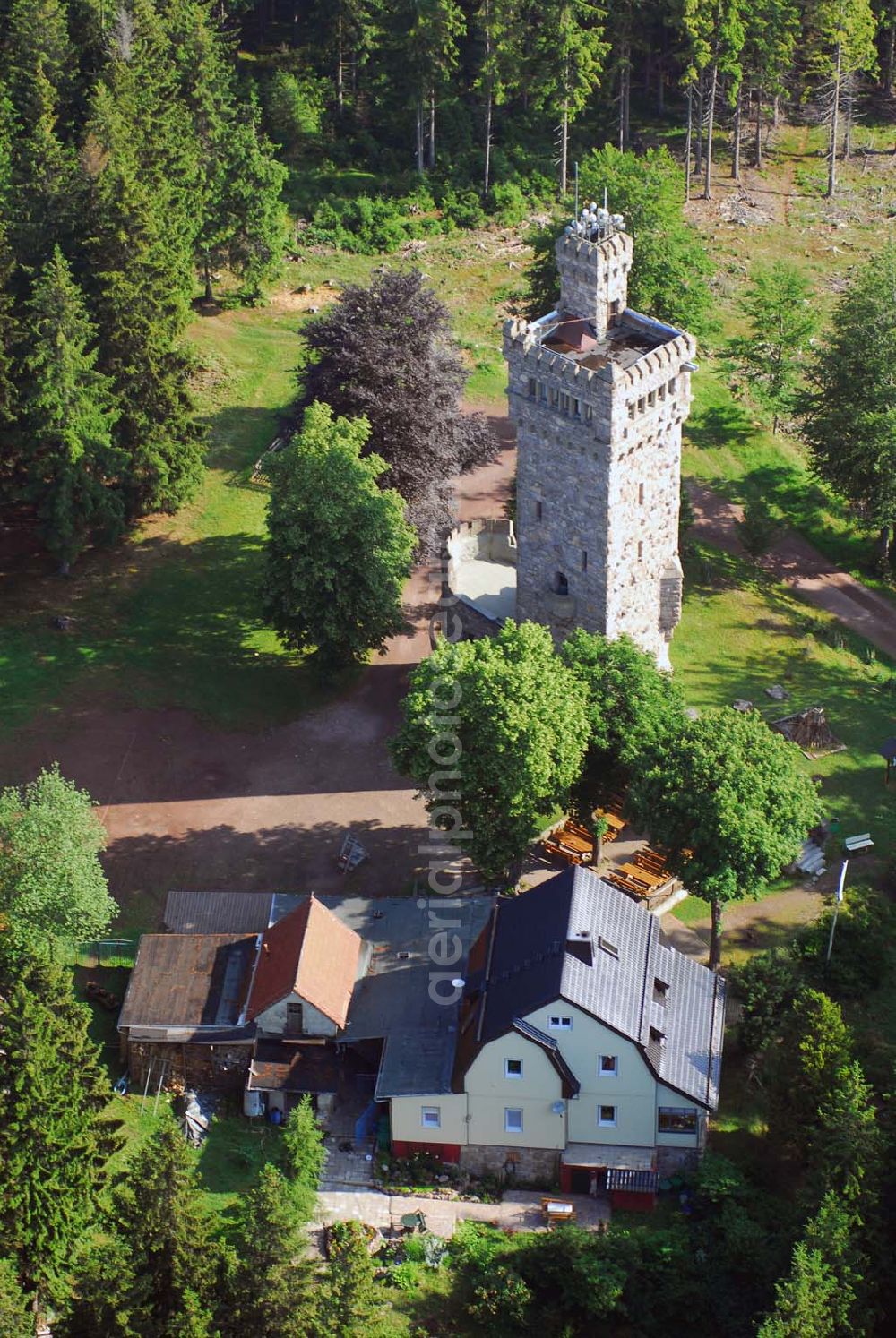 Aerial image Elgersburg - Blick den Carl-Eduard-Turm auf der Hohen Warte, einem Berggipfel im Thüringer Ilm-Kreis. Er stellt einen Nebengipfel des 799 m hohen Rumpelsberges, eines von den Tälern der Zahmen Gera und Ilm eingerahmten Bergmassivs, dar. Er überragt mit einer Höhe von 765 m ü. NN die unter ihr liegende Ortschaft Elgersburg um ca. 200 Meter. Fremdenverkehrsamt der Verwaltungsgemeinschaft Geratal, Hauptstr. 15,98716 Elgersburg,Tel. 0 36 77 / 79 22 20,