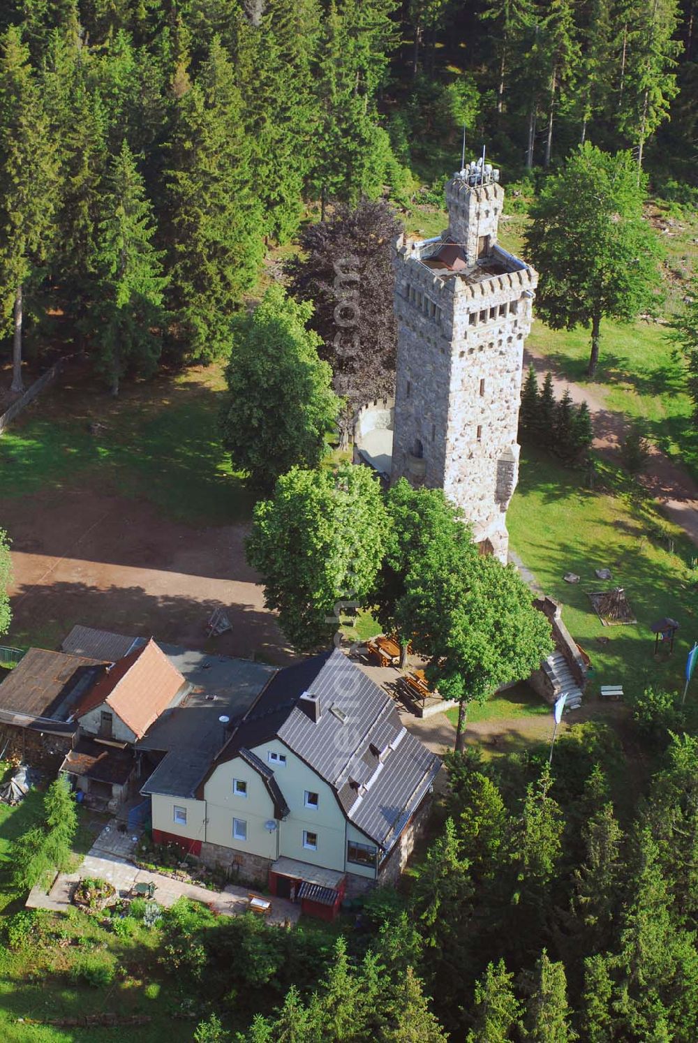 Aerial photograph Elgersburg - Blick den Carl-Eduard-Turm auf der Hohen Warte, einem Berggipfel im Thüringer Ilm-Kreis. Er stellt einen Nebengipfel des 799 m hohen Rumpelsberges, eines von den Tälern der Zahmen Gera und Ilm eingerahmten Bergmassivs, dar. Er überragt mit einer Höhe von 765 m ü. NN die unter ihr liegende Ortschaft Elgersburg um ca. 200 Meter. Fremdenverkehrsamt der Verwaltungsgemeinschaft Geratal, Hauptstr. 15,98716 Elgersburg,Tel. 0 36 77 / 79 22 20,