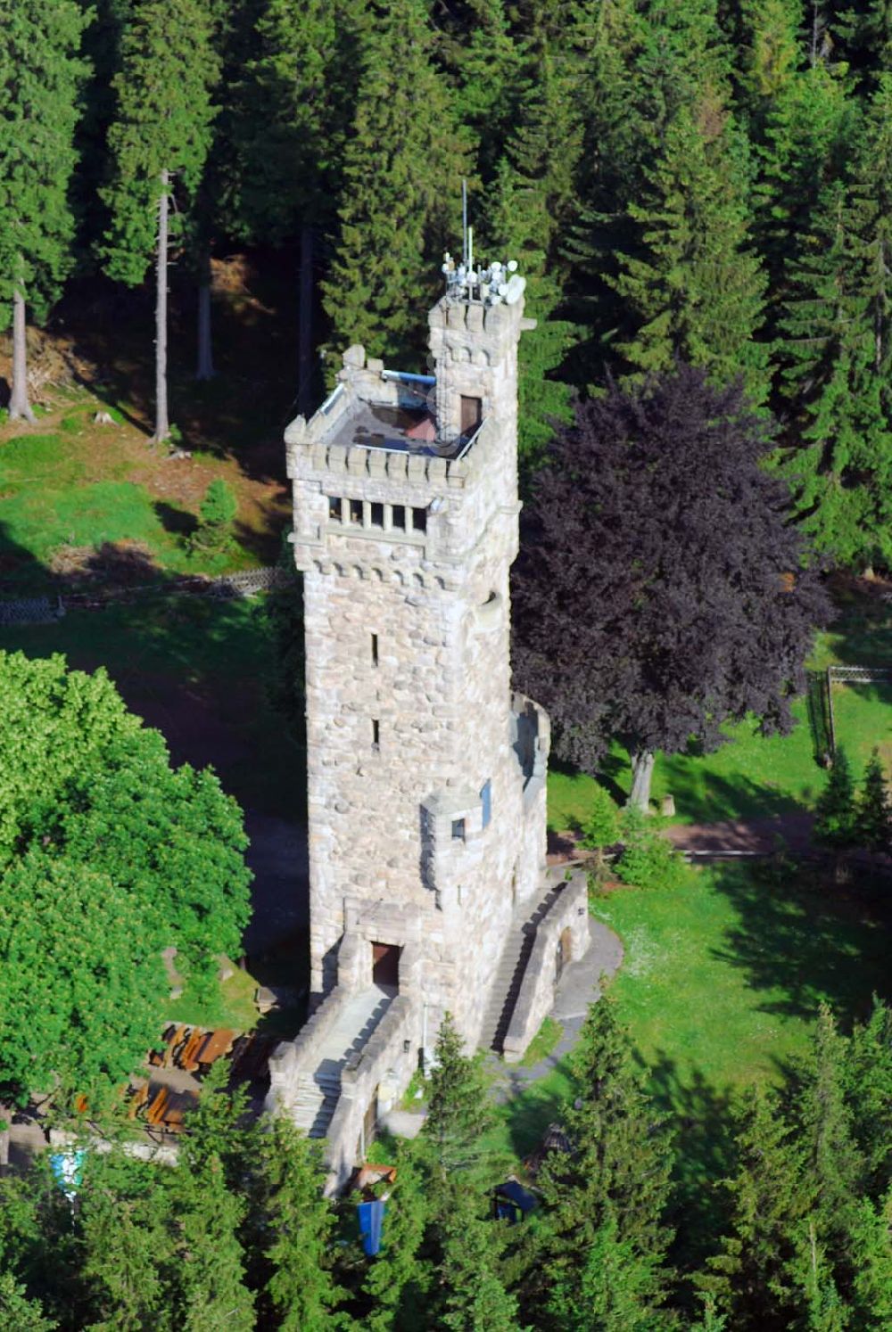 Elgersburg from above - Blick den Carl-Eduard-Turm auf der Hohen Warte, einem Berggipfel im Thüringer Ilm-Kreis. Er stellt einen Nebengipfel des 799 m hohen Rumpelsberges, eines von den Tälern der Zahmen Gera und Ilm eingerahmten Bergmassivs, dar. Er überragt mit einer Höhe von 765 m ü. NN die unter ihr liegende Ortschaft Elgersburg um ca. 200 Meter. Fremdenverkehrsamt der Verwaltungsgemeinschaft Geratal, Hauptstr. 15,98716 Elgersburg,Tel. 0 36 77 / 79 22 20,