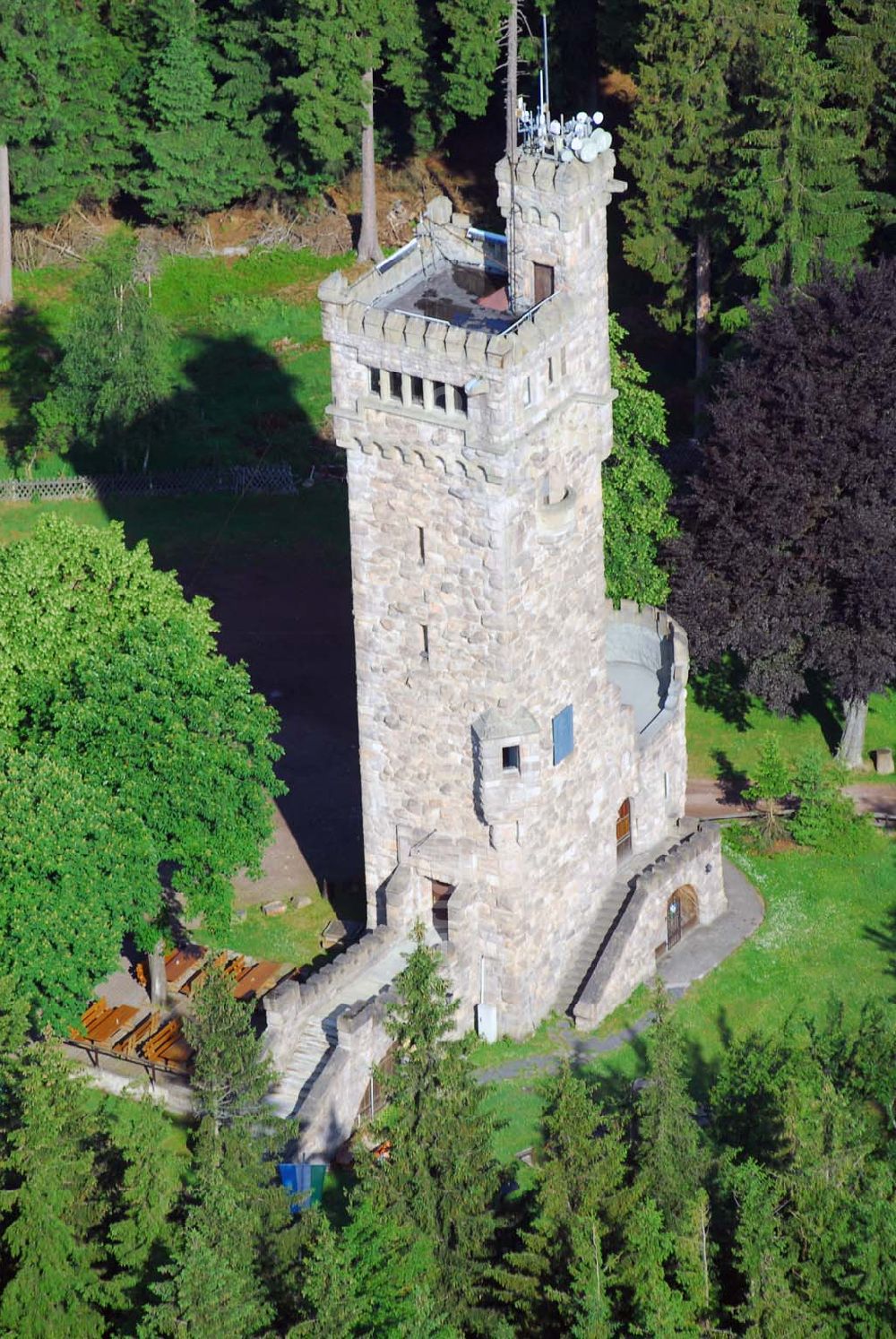 Elgersburg from the bird's eye view: Blick den Carl-Eduard-Turm auf der Hohen Warte, einem Berggipfel im Thüringer Ilm-Kreis. Er stellt einen Nebengipfel des 799 m hohen Rumpelsberges, eines von den Tälern der Zahmen Gera und Ilm eingerahmten Bergmassivs, dar. Er überragt mit einer Höhe von 765 m ü. NN die unter ihr liegende Ortschaft Elgersburg um ca. 200 Meter. Fremdenverkehrsamt der Verwaltungsgemeinschaft Geratal, Hauptstr. 15,98716 Elgersburg,Tel. 0 36 77 / 79 22 20,