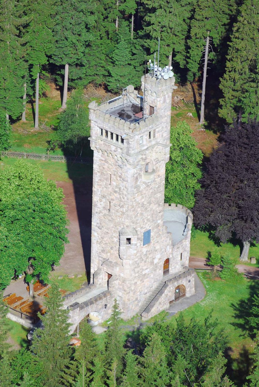 Aerial image Elgersburg - Blick den Carl-Eduard-Turm auf der Hohen Warte, einem Berggipfel im Thüringer Ilm-Kreis. Er stellt einen Nebengipfel des 799 m hohen Rumpelsberges, eines von den Tälern der Zahmen Gera und Ilm eingerahmten Bergmassivs, dar. Er überragt mit einer Höhe von 765 m ü. NN die unter ihr liegende Ortschaft Elgersburg um ca. 200 Meter. Fremdenverkehrsamt der Verwaltungsgemeinschaft Geratal, Hauptstr. 15,98716 Elgersburg,Tel. 0 36 77 / 79 22 20,