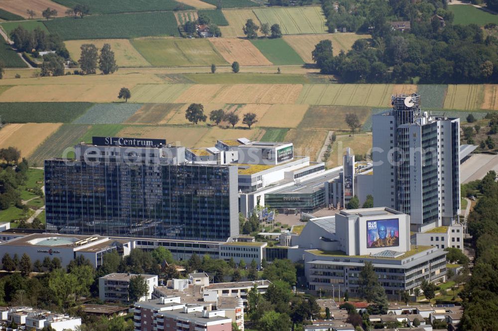 Stuttgart from above - Blick auf das SI-Centrum in Stuttgart-Möhringen. Es ist ein Erlebniscenter in Stuttgart-Möhringen und eine der größten Stuttgarter Freizeiteinrichtungen. Es wird von ca. zwei Millionen Besuchern pro Jahr besucht. SI steht für Stuttgart International. Es besteht aus zwei Musicaltheatern (Apollo Theater und Palladium Theater), der Spielbank Stuttgart, 19 Restaurants und Bars (unter an derem in den so genannten Colonnaden), einem Kino mit sechs Kinosälen, 17 Konferenzräumen, dem Millennium Hotel, den SI Suites und den VitaParc SchwabenQuellen. Kontakt: Plieninger Str. 100, 70567 Stuttgart, Tel.: 0711 721 11 11, Fax 0711 721 29 50, info@si-centrum-stuttgart.de