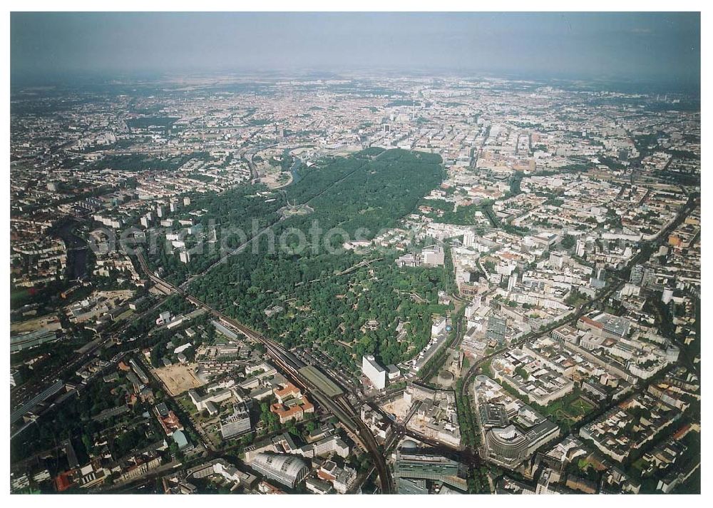 Berlin - Charlottenburg from above - Blick auf Charlottenburg mit dem Berliner Tiergarten. 08.07.02