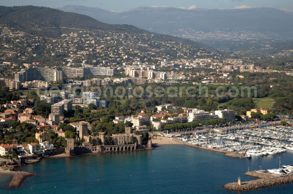 Mandelieu-la-Napoule from the bird's eye view: Blick auf das Chateau de la Napoule / Schloss La Napoule und der Hafen Avenue Henry Clews in Mandelieu-la-Napoule