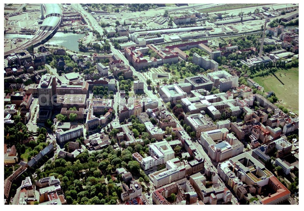 Berlin from above - Blick auf die Chausseestrasse mit dem Ramada Hotel und dem Blick auf die Charité sowie dem Regierungsviertel / Spreebogen im Tiergarten.