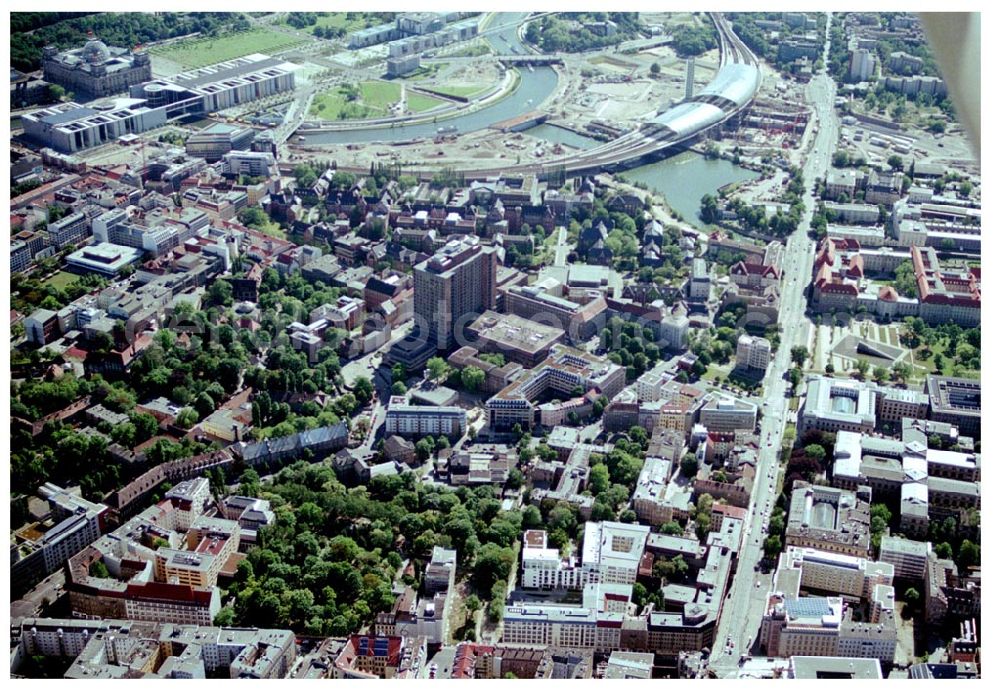 Berlin from the bird's eye view: Blick auf die Chausseestrasse mit dem Ramada Hotel und dem Blick auf die Charité sowie dem Regierungsviertel / Spreebogen im Tiergarten.