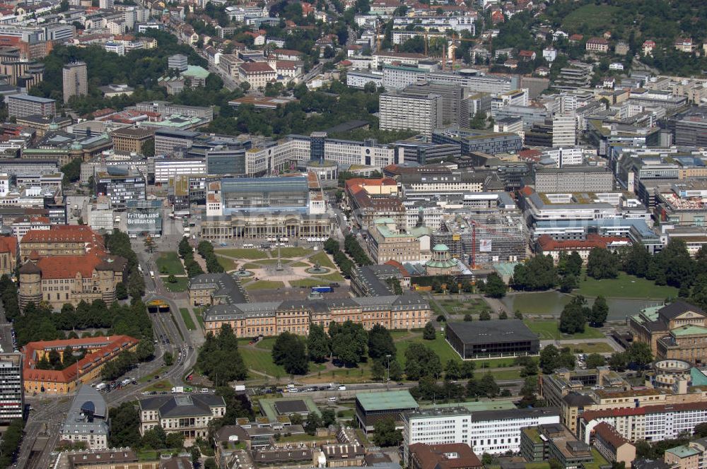 Aerial photograph Stuttgart - Blick auf die City Suttgart mit dem Schloss und dem Schlossplatz. Das Schloss wurde zwischen 1746 und 1807 im Auftrag der württembergischen Herzöge und Könige als Residenz- und Wohnschloss erbaut. Es befindet sich in unmittelbarer Nähe zum Alten Schloss und bildet zusammen mit dem Schlossplatz den Mittelpunkt der Stadt Stuttgart. Nachdem Wilhelm II. am 30. November 1918 abgedankt hatte, ging das Schloss in Staatsbesitz über und man eröffnete ein Museum, in dem die Kostbarkeiten der fürstlichen Kunstkammer, die Majolika-Sammlung und verschiedene Wohnräume der ehemaligen württembergischen Könige gezeigt wurden. Gegen Ende des Zweiten Weltkrieges wurde das Schloss nahezu völlig zerstört. Seit dem Wiederaufbau zwischen 1958 und 1964, bei dem das Innere nur zum Teil restauriert wurde, wird das Neue Schloss von der baden-württembergischen Landesregierung genutzt. Es ist heute Sitz von Finanz- und Kultusministerium sowie der Landesbehörde Staatliche Schlösser und Gärten Baden-Württemberg und für die Öffentlichkeit nur im Rahmen von Sonderführungen zugänglich. Kontakt: Neues Schloss, Schlossplatz 4, 70173 Stuttgart, Tel. +49 (0)7141 18 20 04, Homepage