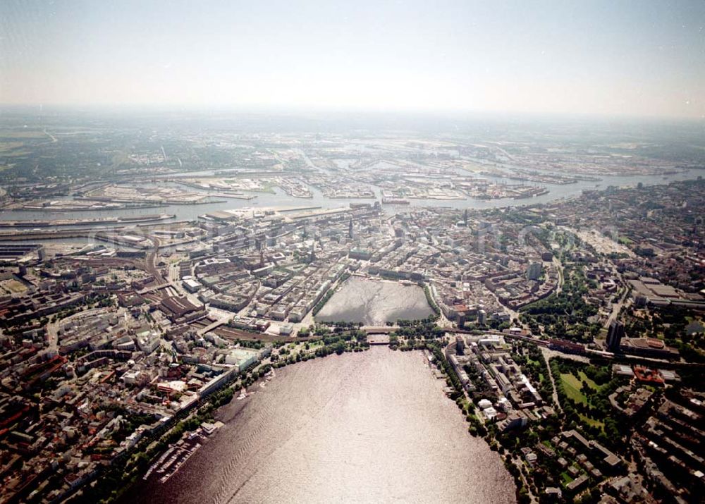 Aerial photograph Hamburg - Blick auf den Citybereich an der Außen- und Binnenalster in Hamburg.