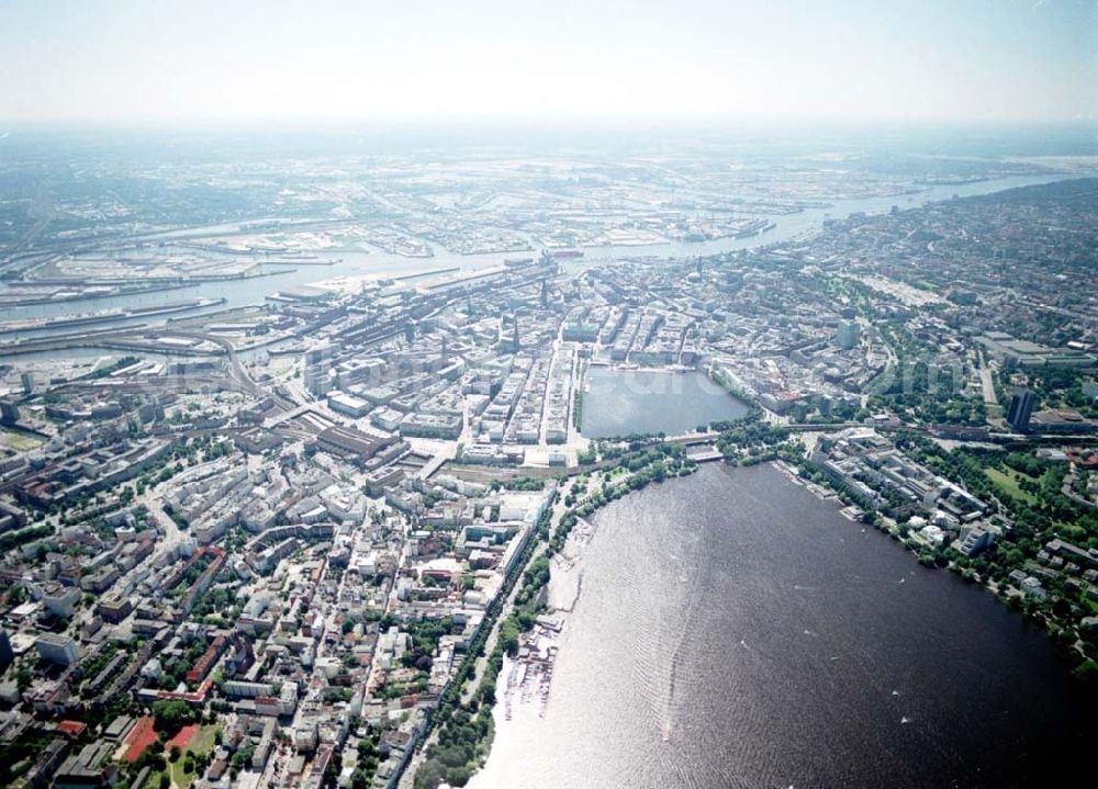 Hamburg from the bird's eye view: Blick auf den Citybereich an der Außen- und Binnenalster in Hamburg.