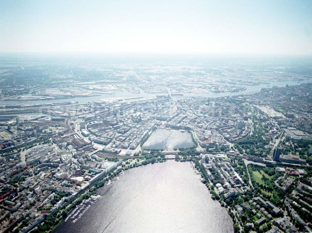 Aerial image Hamburg - Blick auf den Citybereich an der Außen- und Binnenalster in Hamburg.