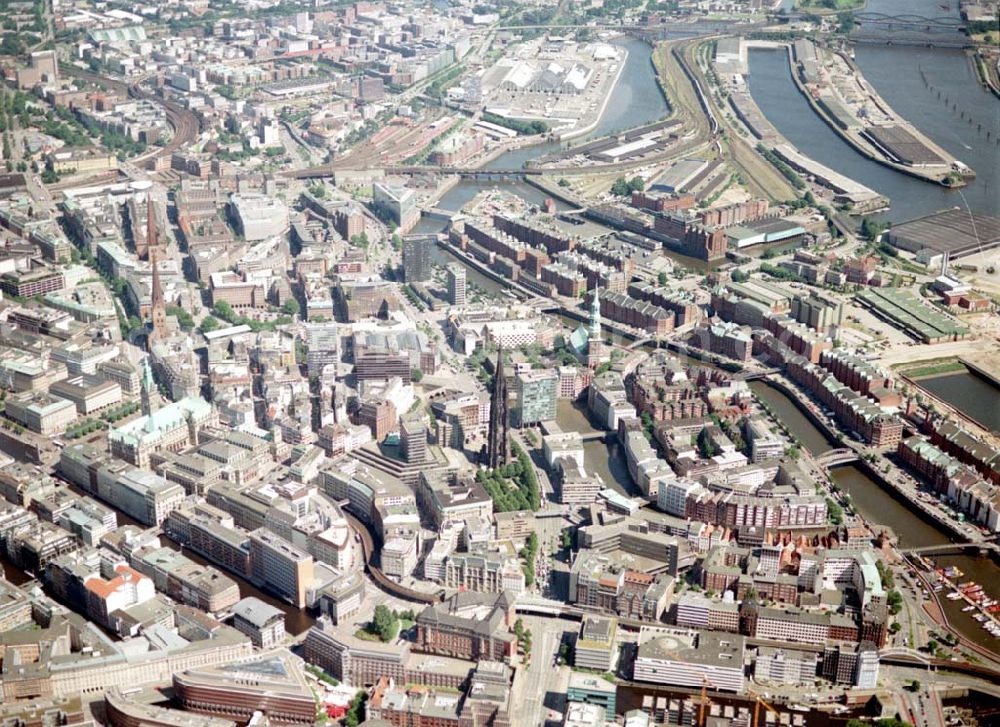 Hamburg from above - Blick auf den Citybereich am Hamburger Hafen / Zollkanal.