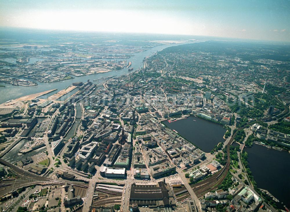 Hamburg from above - Blick auf den Citybereich am Hamburger Hauptbahnhof / Binnenalster