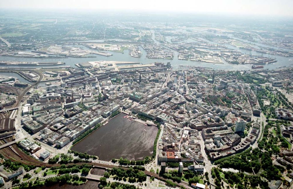 Hamburg from the bird's eye view: Blick auf den Citybereich am Hamburger Hauptbahnhof / Binnenalster