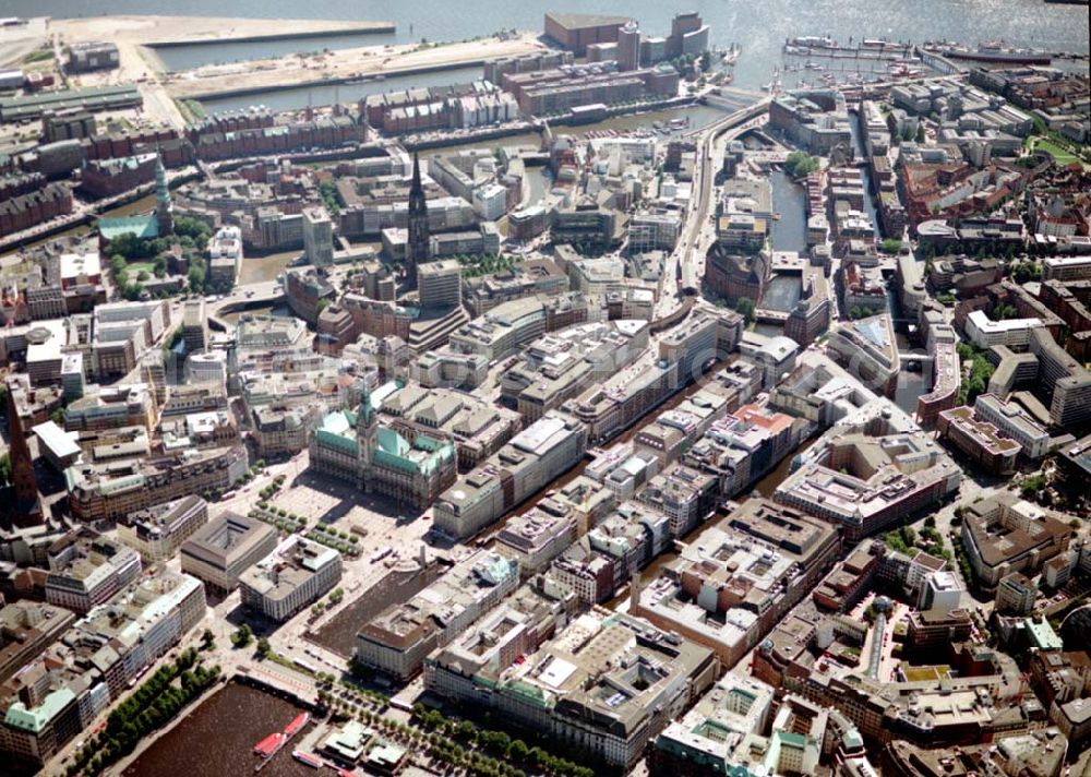 Aerial photograph Hamburg - Blick auf den Citybereich am Hamburger Rathaus mit der Altstadt.