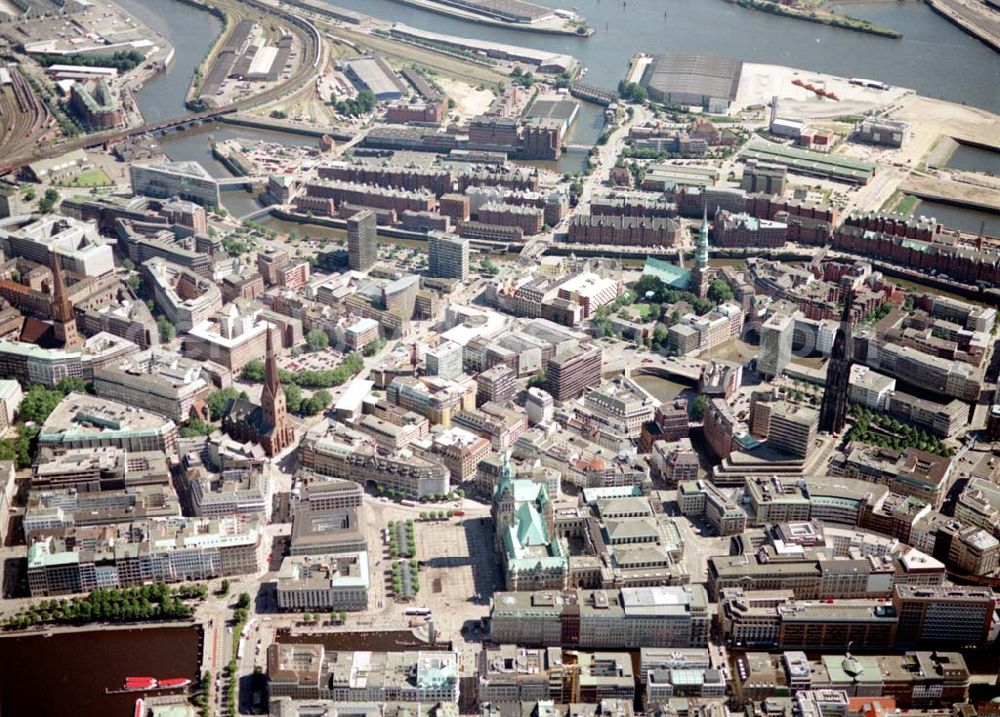 Hamburg from above - Blick auf den Citybereich am Hamburger Rathaus mit der Altstadt.