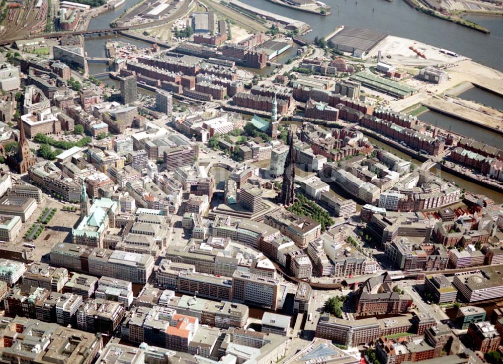 Hamburg from the bird's eye view: Blick auf den Citybereich am Hamburger Rathaus mit der Altstadt.