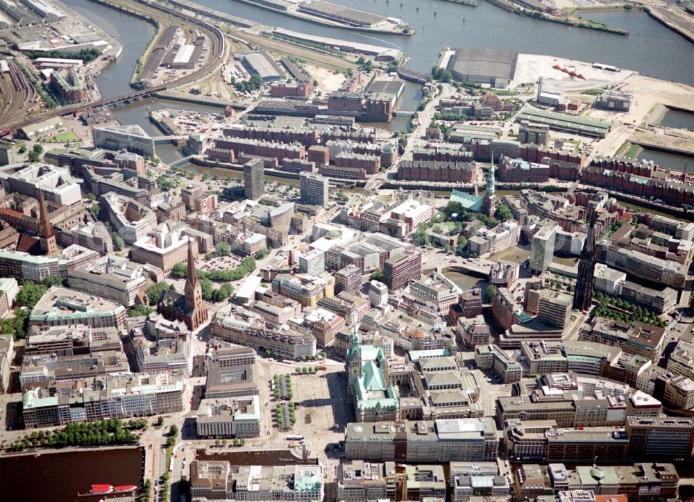 Aerial image Hamburg - Blick auf den Citybereich am Hamburger Rathaus mit der Altstadt.