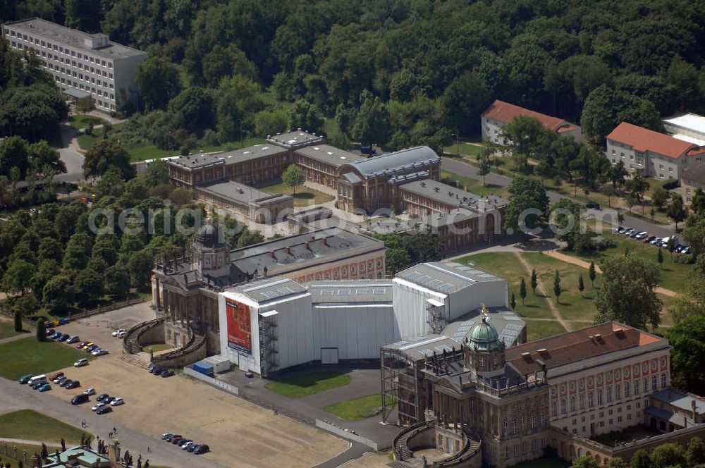 Aerial image Potsdam - Blick auf die Communs von Sanssouci. Der Ehrenhof an der Frontseite des Neuen Palais wird nach Westen von den Communs abgeschlossen. Die ehemaligen Wirtschaftsgebäude dienten neben der Unterbringung der Küchen und an derer Wirtschaftsräume ebenso als Unterkunftsmöglichkeit für den Hofstaat und die Dienerschaft. Wilhelm II. ließ die Pavillonbauten 1896 durch einen unterirdischen Gang mit dem Schloss verbinden. Nach Entwürfen der Architekten Carl von Gontard und Jean Laurent Le Geay entstanden diese repräsentativen Bauten in den Jahren 1766 bis 1769. Große, doppelläufige Freitreppen, Säulengänge, Kuppeln und eine reiche Verzierung lassen den ehemals praktischen Zweck nicht erkennen. Heute werden die Communs vom hoistorischen Institut der Universität Potsdam genutzt. Adresse: Am Neuen Palais 10, 14469 Potsdam, Angela Zellner-Zimmermann, Tel. +49 (0)331 977 1805, Fax +49 (0)331 977 1076