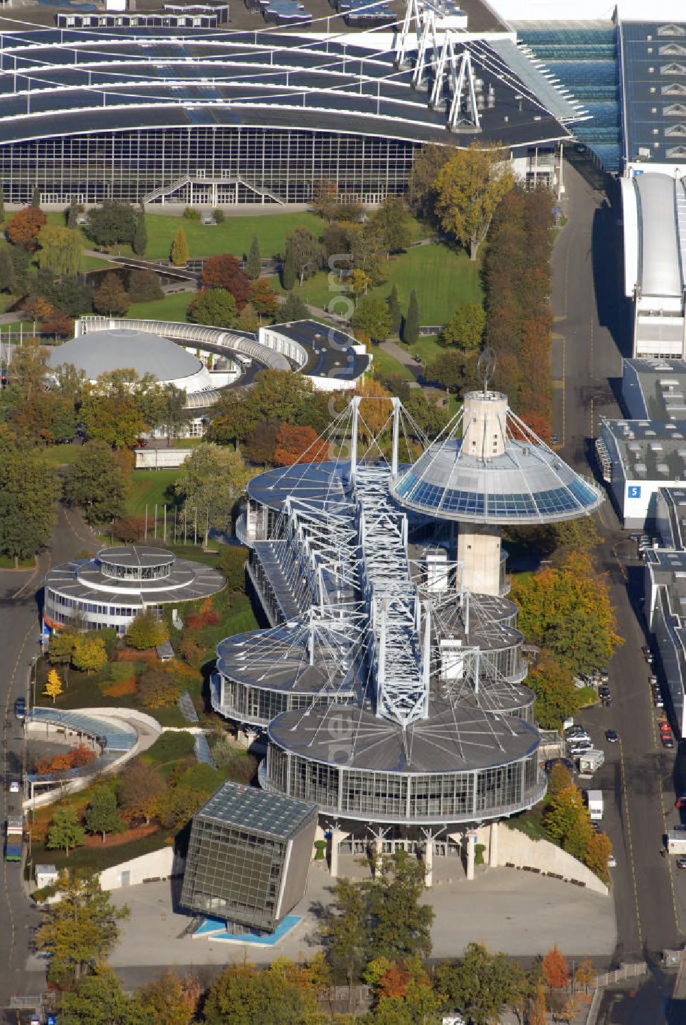 Hannover from the bird's eye view: Blick auf das Convention Center auf dem Messegelände in Hannover. Das Convention Center ist eine der 27 Messehallen auf dem Messegelände und bietet unterschiedlich große Räume für diverse Veranstaltungen. Kontakt: Deutsche Messe, Messegelände 30521 Hannover, Tel. +49(0)511 89 0, Fax +49(0)511 89 32626, Email: info@messe.de