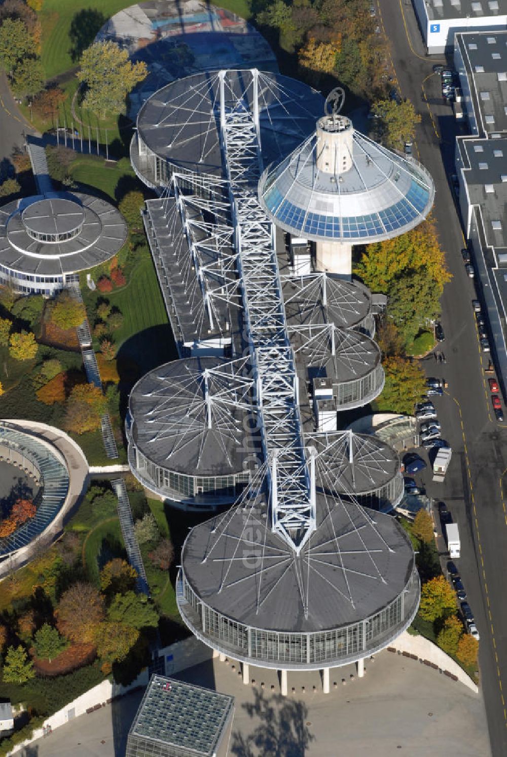 Hannover from above - Blick auf das Convention Center auf dem Messegelände in Hannover. Das Convention Center ist eine der 27 Messehallen auf dem Messegelände und bietet unterschiedlich große Räume für diverse Veranstaltungen. Kontakt: Deutsche Messe, Messegelände 30521 Hannover, Tel. +49(0)511 89 0, Fax +49(0)511 89 32626, Email: info@messe.de