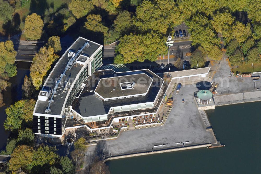 Aerial image Hannover - Blick auf das Courtyard Marriott Hotel am Maschsee in Hannover. Es ist das einzige Hotel, das direkt am Ufer des Maschsee liegt. Kontakt: Courtyard by Marriott Hannover Maschsee, Arthur-Menge-Ufer 3 30169 Hannover, Tel. +49(0)511 366 000, Fax +49(0)511 366 00555, Email: sales.hannover@courtyard.com