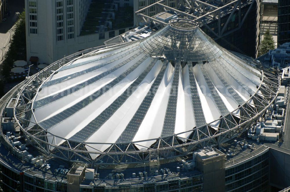 Berlin Mitte from the bird's eye view: Blick auf das Dach, eine zeltdachähnliche Konstruktion aus Glas und Stahl vom Sonycenter.Entworfen wurde das Center vom Architekten Helmut Jahn, der auf rund 26.000 Quadratmetern ein Gebäude der Zukunft verwirklichte. Die sieben Gebäudeteile des Sony Centers sind futuristische Häuser in einer Mischung aus Stahl und Glas. Kontakt: Sony Center am Potsdamer Platz, Sony Berlin GmbH, Kemperplatz 1, 10785 Berlin, Anke Illigen, Presse- und Öffentlichkeitsarbeit, Tel. +49 (0)30 2575-500 /-5777, Fax +49 (0)30 2575-6703, E-Mail: pr.sonycenter@eu.sony.com