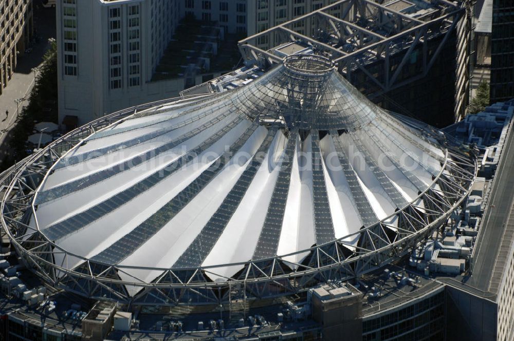 Aerial image Berlin Mitte - Blick auf das Dach, eine zeltdachähnliche Konstruktion aus Glas und Stahl vom Sonycenter.Entworfen wurde das Center vom Architekten Helmut Jahn, der auf rund 26.000 Quadratmetern ein Gebäude der Zukunft verwirklichte. Die sieben Gebäudeteile des Sony Centers sind futuristische Häuser in einer Mischung aus Stahl und Glas. Kontakt: Sony Center am Potsdamer Platz, Sony Berlin GmbH, Kemperplatz 1, 10785 Berlin, Anke Illigen, Presse- und Öffentlichkeitsarbeit, Tel. +49 (0)30 2575-500 /-5777, Fax +49 (0)30 2575-6703, E-Mail: pr.sonycenter@eu.sony.com