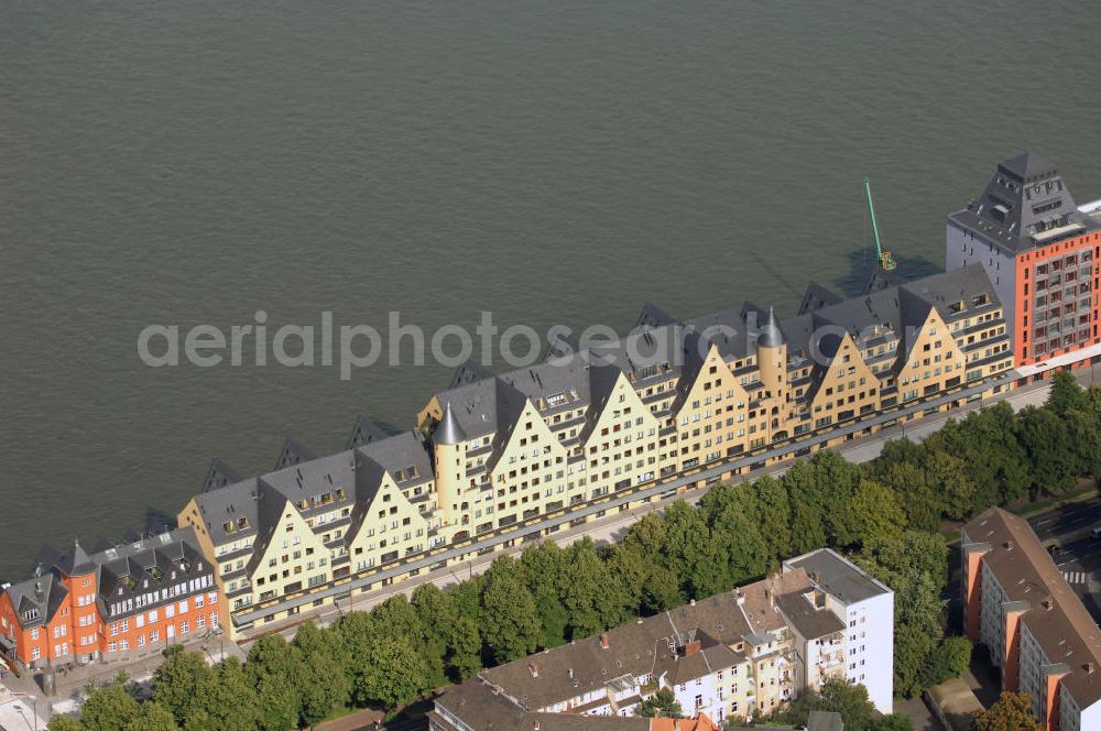 Köln from above - Blick auf das Danziger Lagerhaus auf der Rheinauhalbinsel in Köln. Es gliedert sich in drei Komplexe. Links ist der Bürotrakt, der ähnlich gestaltet ist wie das Lagerhaus in der Mitte. Das Lagerhaus gliedert sich in drei Abschnitte, den größeren, viergeschossigen Mitteltrakt und die beiden zweigeschossigen Seitenflügel. Der Übergang von den Seitenflügeln zum Mitteltrakt wird auf der Stadtseite durch zwei Treppentürme geschaffen. Auf Grund der Giebel, von denen es auf der Stadtseite sieben sind, bekam das danziger Lagerhaus den Beinamen Kölsches Siebengebirge. Rechts an das Lagerhaus schließt das Silogebäude, ein 45,3 Meter hoher Turmbau, an.