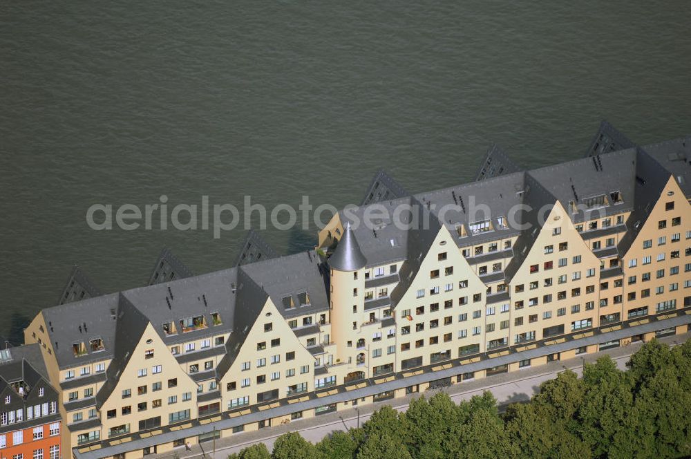 Köln from the bird's eye view: Blick auf das Danziger Lagerhaus auf der Rheinauhalbinsel in Köln. Es gliedert sich in drei Komplexe. Links ist der Bürotrakt, der ähnlich gestaltet ist wie das Lagerhaus in der Mitte. Das Lagerhaus gliedert sich in drei Abschnitte, den größeren, viergeschossigen Mitteltrakt und die beiden zweigeschossigen Seitenflügel. Der Übergang von den Seitenflügeln zum Mitteltrakt wird auf der Stadtseite durch zwei Treppentürme geschaffen. Auf Grund der Giebel, von denen es auf der Stadtseite sieben sind, bekam das danziger Lagerhaus den Beinamen Kölsches Siebengebirge. Rechts an das Lagerhaus schließt das Silogebäude, ein 45,3 Meter hoher Turmbau, an.