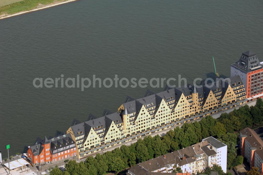 Köln from above - Blick auf das Danziger Lagerhaus auf der Rheinauhalbinsel in Köln. Es gliedert sich in drei komplexe. Links ist der Bürotrakt, der ähnlich gestaltet ist wie das Lagerhaus in der Mitte. Das Lagerhaus gliedert sich in drei Abschnitte, den größeren, viergeschossigen Mitteltrakt und die beiden zweigeschossigen Seitenflügel. Der Übergang von den Seitenflügeln zum Mitteltrakt wird auf der Stadtseite durch zwei Treppentürme geschaffen. Auf Grund der Giebel, von denen es auf der Stadtseite sieben sind, bekam das danziger Lagerhaus den Beinamen Kölsches Siebengebirge. Rechts an das Lagerhaus schließt das Silogebäude, ein 45,3 Meter hoher Turmbau, an.