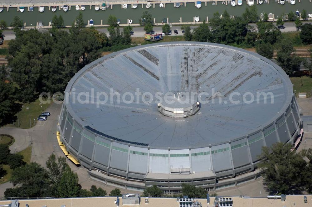 Aerial photograph Wien - Das Ferry-Dusika-Hallenstadion ist eine multifunktionale Sporthalle im 2. Wiener Gemeindebezirk Leopoldstadt. Mit bis zu 7.700 Plätzen ist sie eine der größten Leichtathletik- und Radhallen Österreichs. Benannt ist die Halle nach dem ehemaligen Radrennfahrer Ferry Dusika. Das Stadion wurde in den Jahren 1972 bis 1976 anlässlich der Handballweltmeisterschaft 1977 am rechten Donauufer und am Rand des Praters nicht unweit des Ernst-Happel-Stadions errichtet.