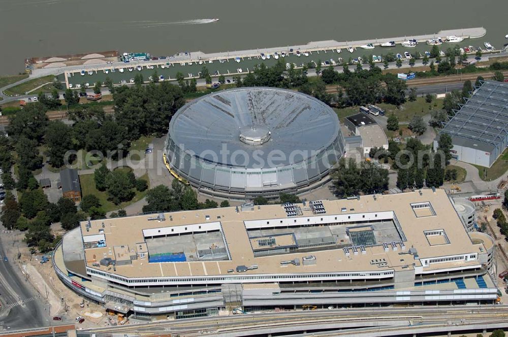 Wien from above - Das Ferry-Dusika-Hallenstadion ist eine multifunktionale Sporthalle im 2. Wiener Gemeindebezirk Leopoldstadt. Mit bis zu 7.700 Plätzen ist sie eine der größten Leichtathletik- und Radhallen Österreichs. Benannt ist die Halle nach dem ehemaligen Radrennfahrer Ferry Dusika. Das Stadion wurde in den Jahren 1972 bis 1976 anlässlich der Handballweltmeisterschaft 1977 am rechten Donauufer und am Rand des Praters nicht unweit des Ernst-Happel-Stadions errichtet.