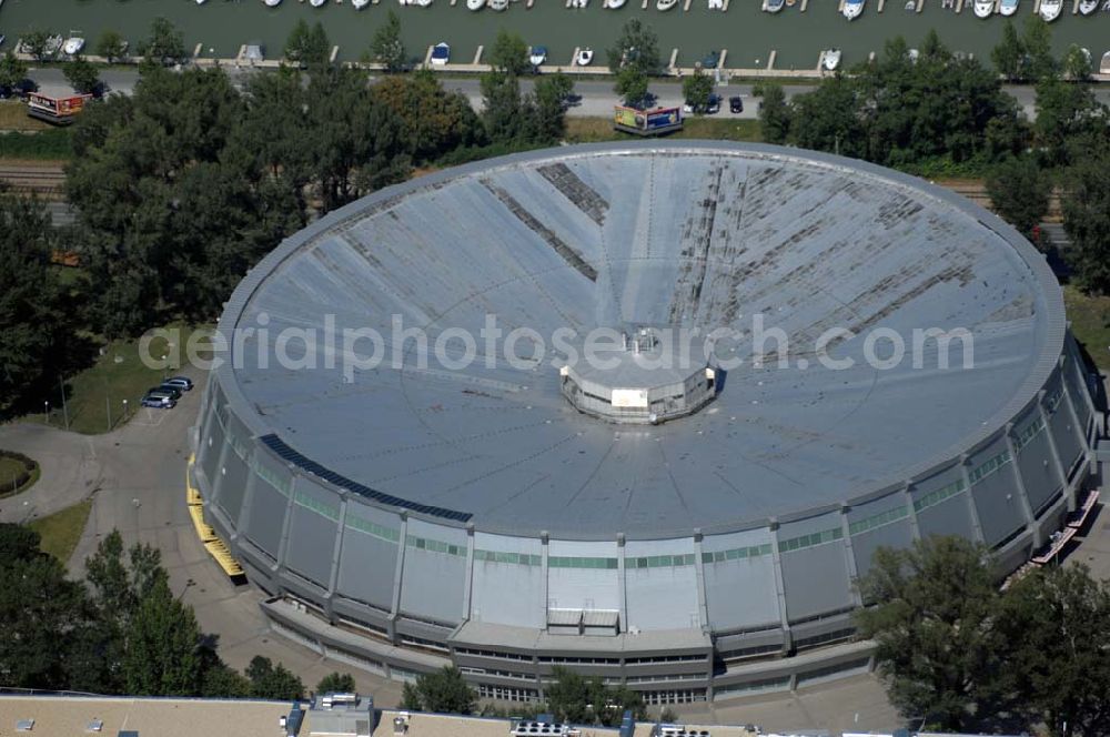 Wien from the bird's eye view: Das Ferry-Dusika-Hallenstadion ist eine multifunktionale Sporthalle im 2. Wiener Gemeindebezirk Leopoldstadt. Mit bis zu 7.700 Plätzen ist sie eine der größten Leichtathletik- und Radhallen Österreichs. Benannt ist die Halle nach dem ehemaligen Radrennfahrer Ferry Dusika. Das Stadion wurde in den Jahren 1972 bis 1976 anlässlich der Handballweltmeisterschaft 1977 am rechten Donauufer und am Rand des Praters nicht unweit des Ernst-Happel-Stadions errichtet.