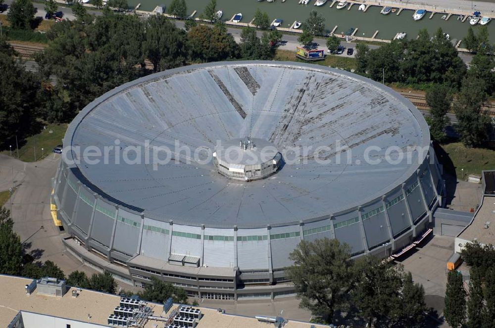 Aerial photograph Wien - Das Ferry-Dusika-Hallenstadion ist eine multifunktionale Sporthalle im 2. Wiener Gemeindebezirk Leopoldstadt. Mit bis zu 7.700 Plätzen ist sie eine der größten Leichtathletik- und Radhallen Österreichs. Benannt ist die Halle nach dem ehemaligen Radrennfahrer Ferry Dusika. Das Stadion wurde in den Jahren 1972 bis 1976 anlässlich der Handballweltmeisterschaft 1977 am rechten Donauufer und am Rand des Praters nicht unweit des Ernst-Happel-Stadions errichtet.