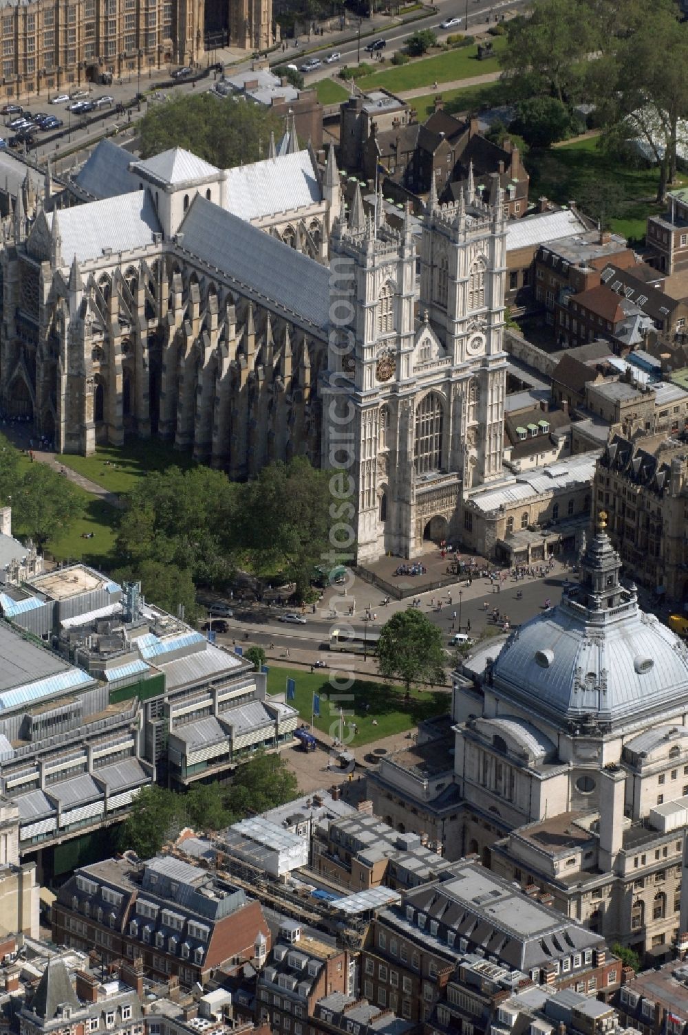 London from the bird's eye view: View on the monument and tourist attraction Westminster Central Hall in London, which was built in 1912 to honor the preacher John Wesley. The multi-purpose building exists of a church, a centre for exhibitions, an art gallery und an office building and is placed across from the church Westminster Abbey