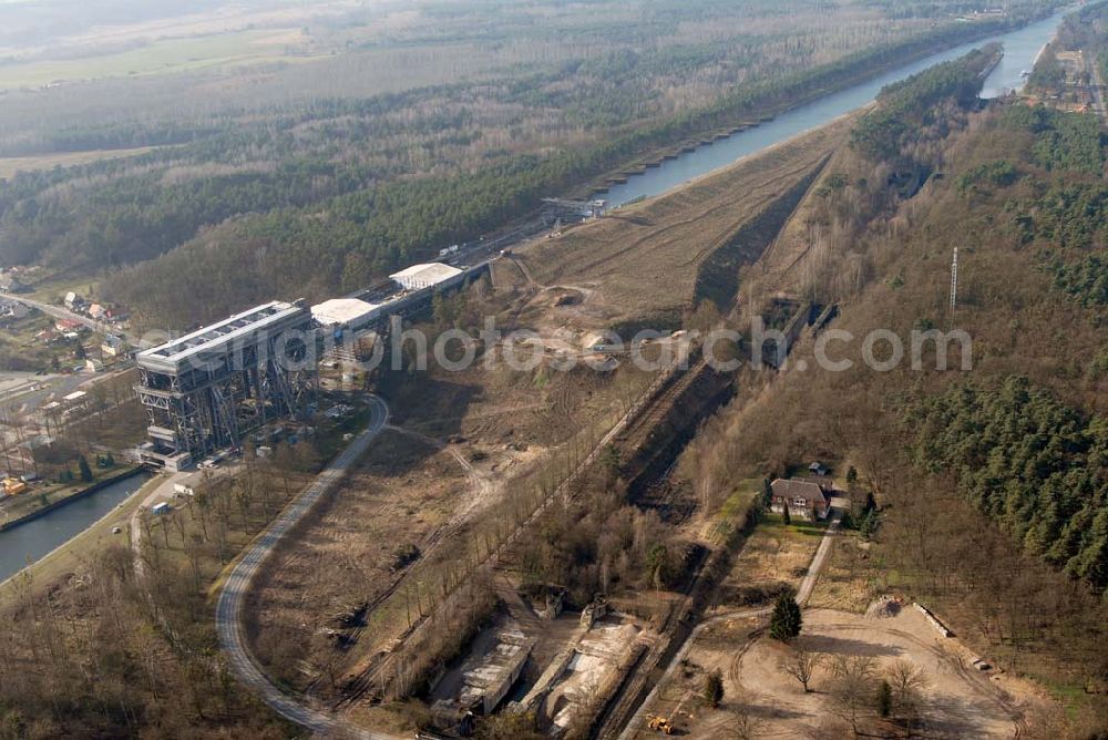 Aerial image Niederfinow - Blick auf derzeitige Wartungsarbeiten am Schiffshebewerk Niederfinow mit trockengelegter Kanalbrücke. Das Schiffshebewerk an der Oder-Havel-Wasserstraße ist wegenWartungsarbeiten gesperrt worden. Dieses Jahr dauert die Sperrung bis zum 31. März und damit zwölf statt sechs Wochen, da der Korrosionsschutz an der Kanalbrücke erneuert werden muss. Die Arbeiten finden in 40 Metern Höhe statt und kosten 3,1 Millionen Euro. Der Schiffsfahrstuhl gilt als Engpass auf dem Wasserweg zwischen Berlin und dem Ostseehafen Stettin (Szczecin). Darum ist ein Neubau in Planung, der in voraussichtlich fünf Jahren fertig gestellt sein wird. Das alte Schiffshebewerk hat noch eine so genannte nominale Restnutzungsdauer bis zum Jahr 2025 und bleibt nach dem Neubau des Schiffshebewerkes Niederfinow Nord betriebsbereit erhalten. Das Schiffshebewerk zieht jährlich zwischen 200 000 und 300 000 Besucher an.