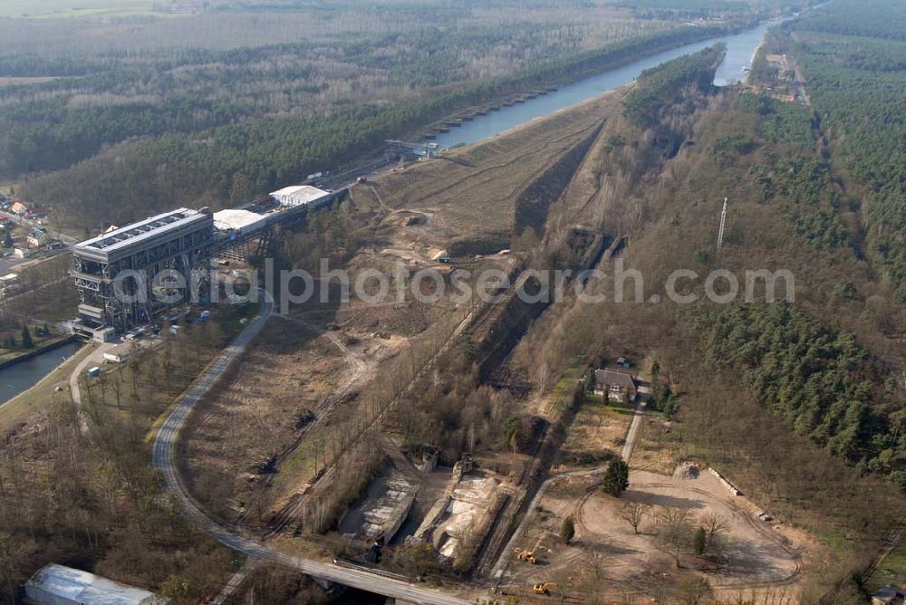 Aerial photograph Niederfinow - Blick auf derzeitige Wartungsarbeiten am Schiffshebewerk Niederfinow mit trockengelegter Kanalbrücke. Das Schiffshebewerk an der Oder-Havel-Wasserstraße ist wegenWartungsarbeiten gesperrt worden. Dieses Jahr dauert die Sperrung bis zum 31. März und damit zwölf statt sechs Wochen, da der Korrosionsschutz an der Kanalbrücke erneuert werden muss. Die Arbeiten finden in 40 Metern Höhe statt und kosten 3,1 Millionen Euro. Der Schiffsfahrstuhl gilt als Engpass auf dem Wasserweg zwischen Berlin und dem Ostseehafen Stettin (Szczecin). Darum ist ein Neubau in Planung, der in voraussichtlich fünf Jahren fertig gestellt sein wird. Das alte Schiffshebewerk hat noch eine so genannte nominale Restnutzungsdauer bis zum Jahr 2025 und bleibt nach dem Neubau des Schiffshebewerkes Niederfinow Nord betriebsbereit erhalten. Das Schiffshebewerk zieht jährlich zwischen 200 000 und 300 000 Besucher an.