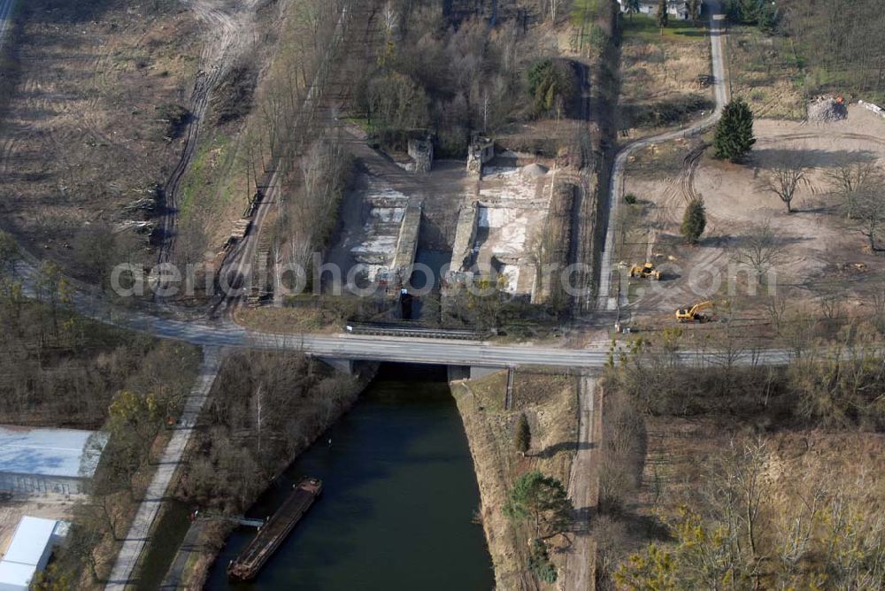 Niederfinow from above - Blick auf derzeitige Wartungsarbeiten am Schiffshebewerk Niederfinow mit trockengelegter Kanalbrücke. Das Schiffshebewerk an der Oder-Havel-Wasserstraße ist wegenWartungsarbeiten gesperrt worden. Dieses Jahr dauert die Sperrung bis zum 31. März und damit zwölf statt sechs Wochen, da der Korrosionsschutz an der Kanalbrücke erneuert werden muss. Die Arbeiten finden in 40 Metern Höhe statt und kosten 3,1 Millionen Euro. Der Schiffsfahrstuhl gilt als Engpass auf dem Wasserweg zwischen Berlin und dem Ostseehafen Stettin (Szczecin). Darum ist ein Neubau in Planung, der in voraussichtlich fünf Jahren fertig gestellt sein wird. Das alte Schiffshebewerk hat noch eine so genannte nominale Restnutzungsdauer bis zum Jahr 2025 und bleibt nach dem Neubau des Schiffshebewerkes Niederfinow Nord betriebsbereit erhalten. Das Schiffshebewerk zieht jährlich zwischen 200 000 und 300 000 Besucher an.