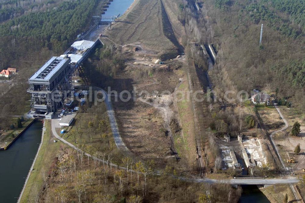 Niederfinow from the bird's eye view: Blick auf derzeitige Wartungsarbeiten am Schiffshebewerk Niederfinow mit trockengelegter Kanalbrücke. Das Schiffshebewerk an der Oder-Havel-Wasserstraße ist wegenWartungsarbeiten gesperrt worden. Dieses Jahr dauert die Sperrung bis zum 31. März und damit zwölf statt sechs Wochen, da der Korrosionsschutz an der Kanalbrücke erneuert werden muss. Die Arbeiten finden in 40 Metern Höhe statt und kosten 3,1 Millionen Euro. Der Schiffsfahrstuhl gilt als Engpass auf dem Wasserweg zwischen Berlin und dem Ostseehafen Stettin (Szczecin). Darum ist ein Neubau in Planung, der in voraussichtlich fünf Jahren fertig gestellt sein wird. Das alte Schiffshebewerk hat noch eine so genannte nominale Restnutzungsdauer bis zum Jahr 2025 und bleibt nach dem Neubau des Schiffshebewerkes Niederfinow Nord betriebsbereit erhalten. Das Schiffshebewerk zieht jährlich zwischen 200 000 und 300 000 Besucher an.