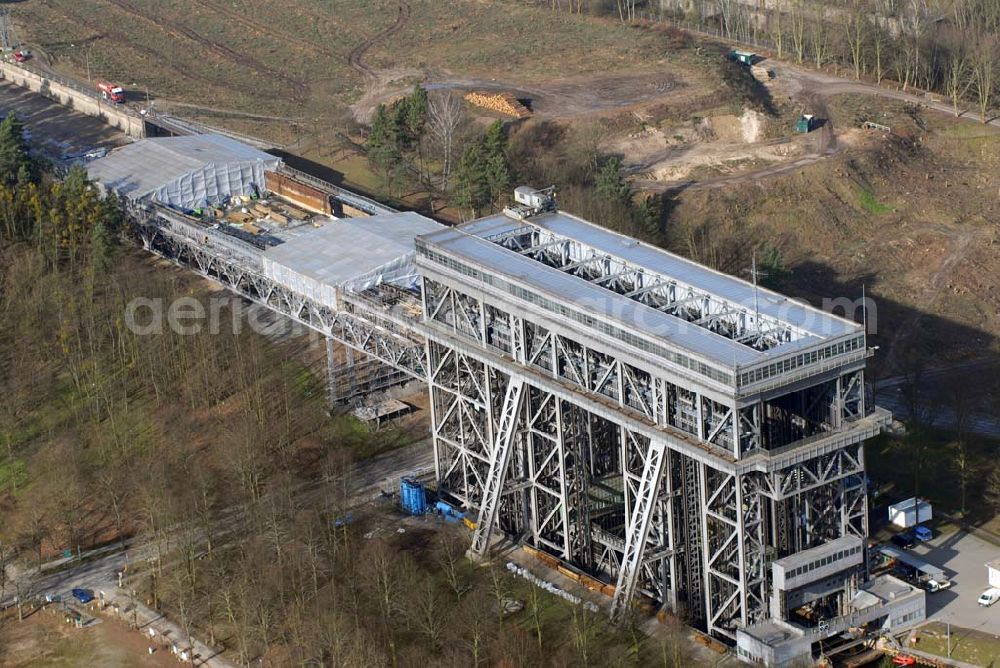 Aerial image Niederfinow - Blick auf derzeitige Wartungsarbeiten am Schiffshebewerk Niederfinow mit trockengelegter Kanalbrücke. Das Schiffshebewerk an der Oder-Havel-Wasserstraße ist wegenWartungsarbeiten gesperrt worden. Dieses Jahr dauert die Sperrung bis zum 31. März und damit zwölf statt sechs Wochen, da der Korrosionsschutz an der Kanalbrücke erneuert werden muss. Die Arbeiten finden in 40 Metern Höhe statt und kosten 3,1 Millionen Euro. Der Schiffsfahrstuhl gilt als Engpass auf dem Wasserweg zwischen Berlin und dem Ostseehafen Stettin (Szczecin). Darum ist ein Neubau in Planung, der in voraussichtlich fünf Jahren fertig gestellt sein wird. Das alte Schiffshebewerk hat noch eine so genannte nominale Restnutzungsdauer bis zum Jahr 2025 und bleibt nach dem Neubau des Schiffshebewerkes Niederfinow Nord betriebsbereit erhalten. Das Schiffshebewerk zieht jährlich zwischen 200 000 und 300 000 Besucher an.