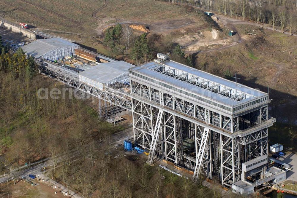 Aerial photograph Niederfinow - Blick auf derzeitige Wartungsarbeiten am Schiffshebewerk Niederfinow mit trockengelegter Kanalbrücke. Das Schiffshebewerk an der Oder-Havel-Wasserstraße ist wegenWartungsarbeiten gesperrt worden. Dieses Jahr dauert die Sperrung bis zum 31. März und damit zwölf statt sechs Wochen, da der Korrosionsschutz an der Kanalbrücke erneuert werden muss. Die Arbeiten finden in 40 Metern Höhe statt und kosten 3,1 Millionen Euro. Der Schiffsfahrstuhl gilt als Engpass auf dem Wasserweg zwischen Berlin und dem Ostseehafen Stettin (Szczecin). Darum ist ein Neubau in Planung, der in voraussichtlich fünf Jahren fertig gestellt sein wird. Das alte Schiffshebewerk hat noch eine so genannte nominale Restnutzungsdauer bis zum Jahr 2025 und bleibt nach dem Neubau des Schiffshebewerkes Niederfinow Nord betriebsbereit erhalten. Das Schiffshebewerk zieht jährlich zwischen 200 000 und 300 000 Besucher an.